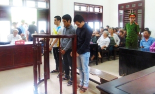 Đi chơi cùng bạn, nữ sinh lớp 9 bị hiếp dâm tập thể