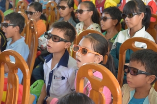 “Rạp phim yêu thương” mang niềm vui cho trẻ em nghèo