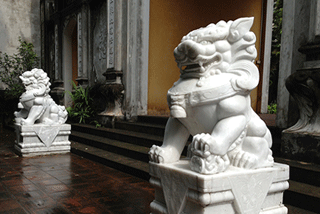 Hà Nội di dời sư tử đá, vật phẩm lạ ra khỏi các di tích