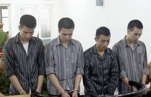 Cãi lộn với bảo vệ quán karaoke, bị đánh suýt chết