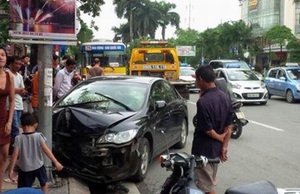 &quot;Quý bà&quot; đi xe Honda Civic gây tai nạn liên hoàn