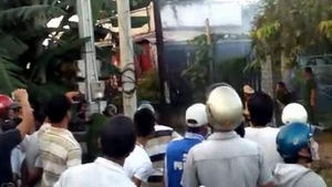 Sốc: Dân hò reo xem công an - kẻ cướp bắn nhau