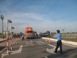Cảnh sát giao thông không dẫn xe quá tải né trạm?