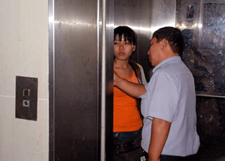 Kinh nghiệm sống sót khi thang máy hỏng