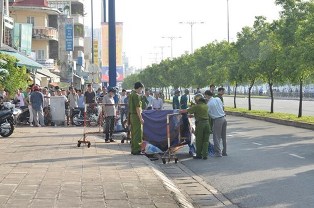 Bao tải chứa xác người bị chặt bốc mùi giữa phố