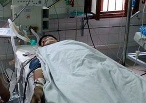 Bị đánh, nam sinh lớp 11 đâm thấu ngực bạn