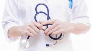 Nguy cơ lây nhiễm từ ... tay nhân viên y tế