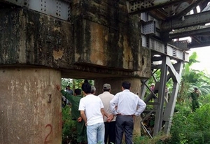 Phát hiện người đàn ông treo cổ dưới cầu Long Biên