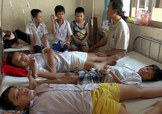 33 học sinh nhập viện sau khi ăn sáng ở căng tin