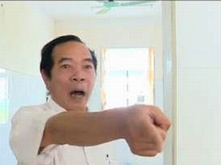 Ngộ độc thực phẩm ở Bắc Ninh:: Đình chỉ Giám đốc bệnh viện lăng mạ phóng viên