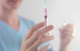 Điều chuyển cán bộ tiêm nhầm nước cất cho trẻ