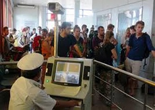 Một người Việt nghi nhiễm virus Ebola