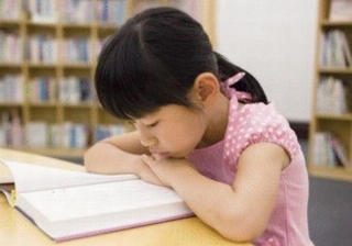 Dấu hiệu trẻ có vấn đề về mắt