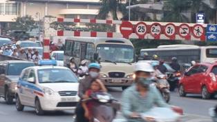  Mặc biển cấm xe ô tô vẫn đi lên cầu để mắc kẹt