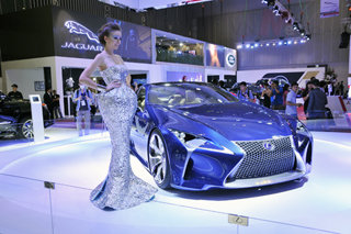 Siêu xe thể thao Lexus về Việt Nam có gì?