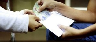 Cho thôi việc thư ký tòa án thu tiền của đương sự trái quy định