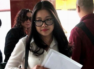 Vợ &quot;bầu&quot; Kiên xinh đẹp đến dự xét xử chồng
