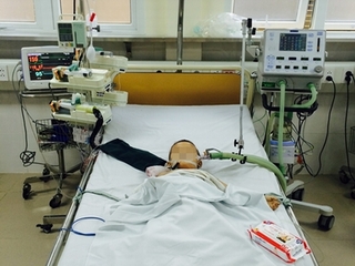 Nghịch bật lửa, bé trai 3 tuổi bị hôn mê sâu