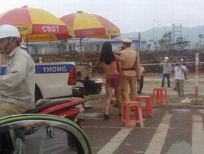 Sự thật về việc cô gái lột váy trước mặt cảnh sát