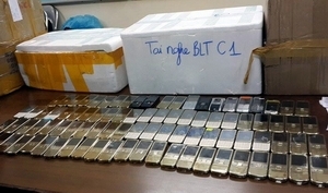 Bắt hàng trăm điện thoại &quot;xịn&quot; nhập lậu tại sân bay