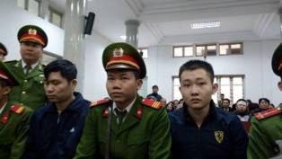  Hai con trai mang di ảnh chị Huyền đến Toà