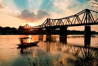 Cà phê cầu Long Biên: Lãng mạn, khó khả thi?