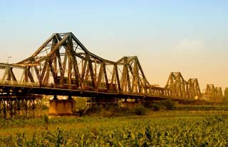 “Đừng mang gánh nặng lớn đặt lên cầu Long Biên”