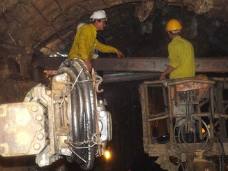 Mũi khoan sâu thành công, dồn sức cứu nạn nhân