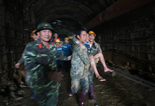 Vỡ òa niềm vui cứu sống 12 người vụ hầm sập