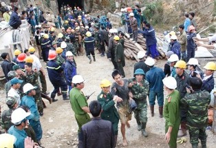 Thưởng đột xuất 100 triệu đồng cho đội thợ giải cứu công nhân mắc kẹt