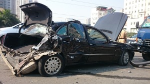 Xế hộp tiền tỷ bị đâm nát trên cao tốc Hà Nội