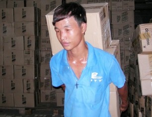 Hào Anh đi làm công nhân lấy tiền chuộc xe