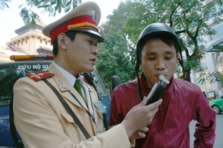 &quot;Bợm nhậu&quot; bỏ chạy khi gặp cảnh sát giao thông