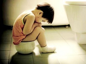 Khi nào cần đưa trẻ bị táo bón đi khám?