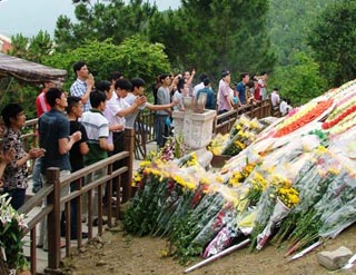 Dòng người đội mưa viếng Đại tướng Võ Nguyên Giáp