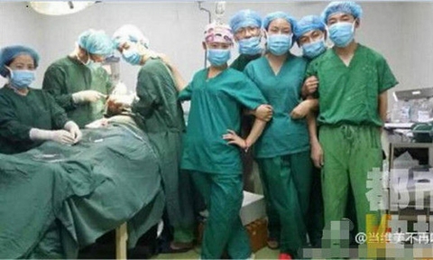 Sốc cảnh y bác sỹ &quot;tự sướng&quot; trong phòng mổ