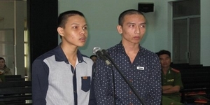 Gặp cướp, &quot;nam nhi&quot; bỏ mặc người yêu bị hiếp