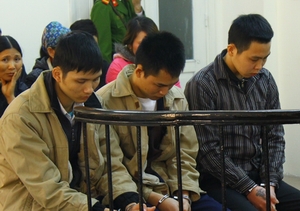 Đốt cửa hàng vì bà chủ mâu thuẫn với bạn gái
