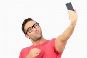 Đàn ông hay chụp ảnh “tự sướng” dễ …tâm thần!?