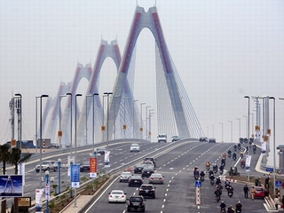 Hủy lệnh cấm dân đi bộ lên cầu Nhật Tân