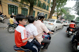 Từ 10/4 sẽ xử phạt trẻ không đội mũ bảo hiểm