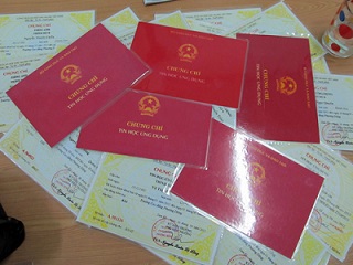 Xác minh vụ 20 cán bộ y tế dùng bằng giả