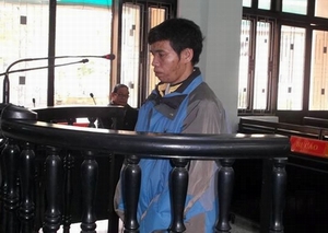 Cô bé chăn bò bị khống chế đưa lên đồi hiếp dâm