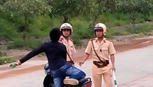 Nam thanh niên ném thuốc lá hút dở vào mặt cảnh sát
