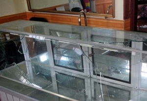 Truy tố nhóm dùng súng cướp tiệm vàng giữa ban ngày