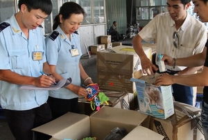 Chống buôn lậu tại cửa khẩu sân bay: Khó khăn và áp lực