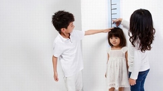 Trẻ em Việt thấp còi do bữa ăn không đủ chất