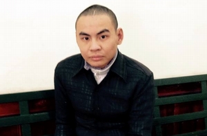 Con nghiện cướp, khống chế tài xế taxi chở chạy trốn