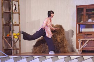 Vân Dung “ngã quỵ” vì thử làm vũ công