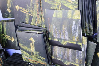 Tặng CD nhạc về ông Bá Thanh cho người đến viếng